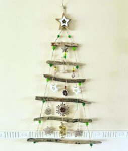 Read more about the article 40 Cheap & Beautiful Christmas Tree Alternatives