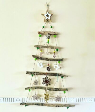 Read more about the article 40 Cheap & Beautiful Christmas Tree Alternatives